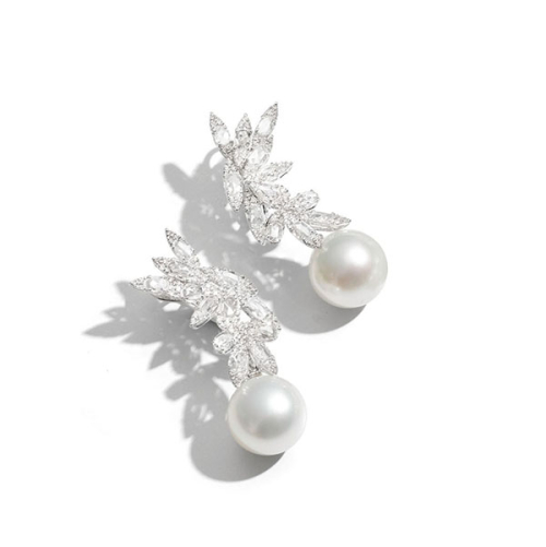 Серьги из белого золота и бриллиантами