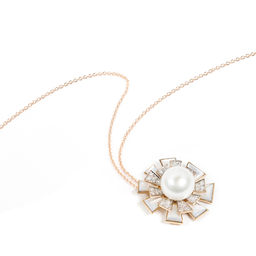 Подвеска из розового золота с бриллиантами