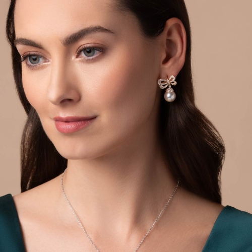 Серьги Duchess из 18-каратного золота с жемчугом и бриллиантами в виде банта